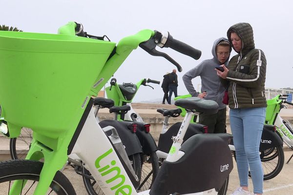 Une centaine de vélos électriques sont en libre service dans 20 stations à travers la ville de Cassis.