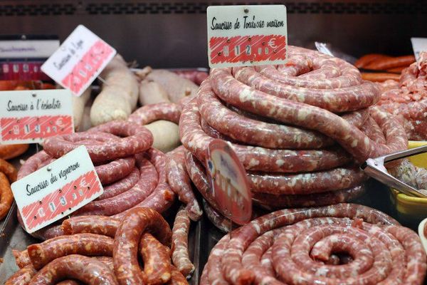 Différents types de saucisses dans une boutique de Toulouse, le 27 décembre 2014 