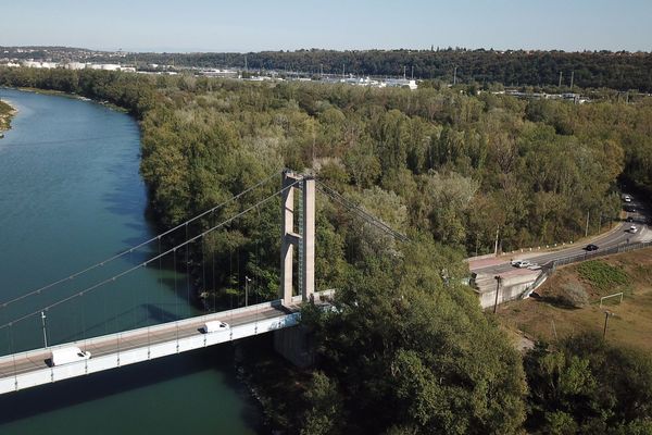 Le pont de Vernaison (Rhône) enjambe le fleuve depuis 1959. Photo d'archive.