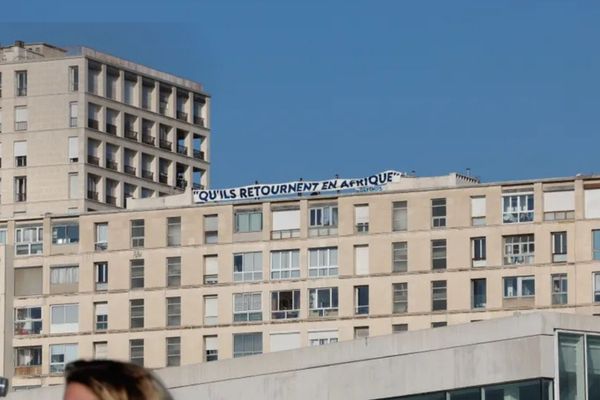 Des militants du collectif Défends Marseille sont jugés pour avoir déployé cette banderole à caractère raciste lors d'un concert de soutien à SOS Méditerranée.