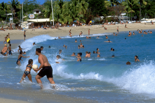 Les enfants doivent être surveillés au bord de l'eau