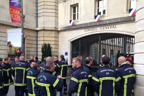 Pompiers devant le Conseil Départemental de Côte-d'Or