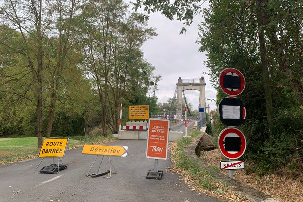 Le pont suspendu qui relie Viterbe au golf de Fiac dans le Tarn est interdit à la circulation. Un récent rapport d'expert pointe un risque d'effondrement.