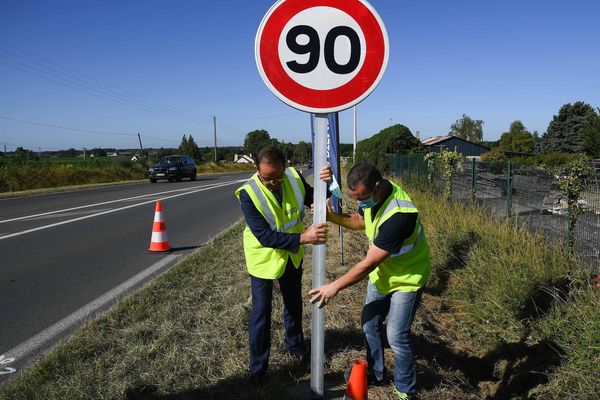 Illustration de réinstallation de panneaux. À la mi-janvier, certains axes du département du Tarn repassent à 90 km/h au lieu des 80 km/h.