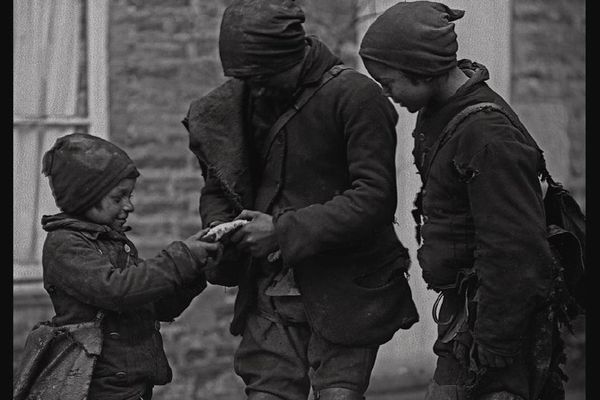 L'exposition retrace à travers 100 plaques photographiques l'histoire de la Bresse en Bourgogne, des clichés pris en 1890 et 1920 (ici : "les petits ramoneurs")