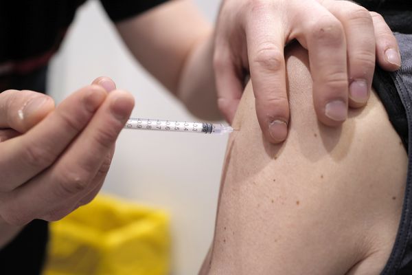 La vaccination aux professionnels prioritaires du secteur privé de plus de 55 ans est ouverte. 