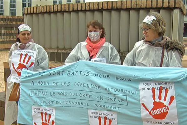 A Bordeaux près de 150 personnes se sont rendues à l'ARS aujourd'hui pour dénoncer leurs conditions de travail.