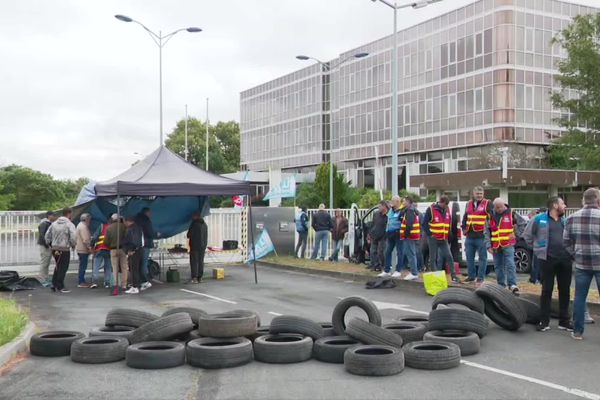 70 salariés d'Imperiales Wheels devant le site en construction du Poinçonnet