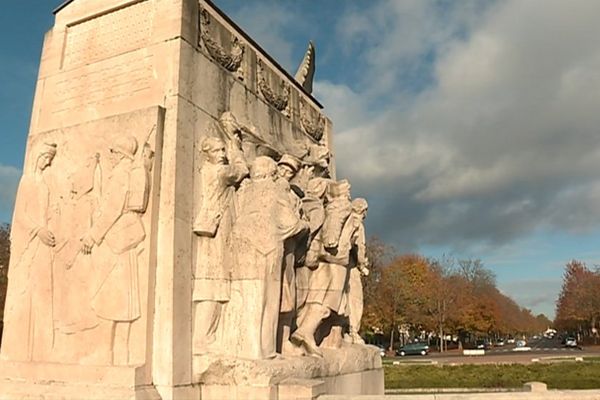 Le monument aux morts de Dijon compte des sculpteurs de plusieurs artistes renommés dans els années 20