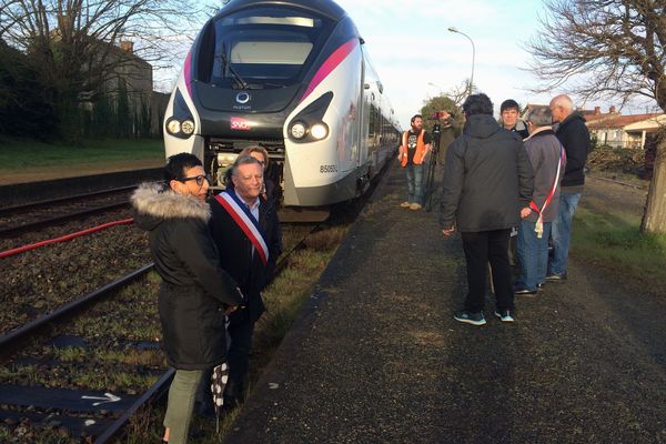 Des élus et des habitants mobilisés ce mardi pour l'avenir de la gare de Luçon.