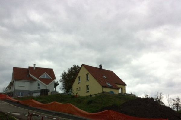 Les fissures apparues dans plusieurs maisons du village seraient la conséquence d'une opération de colmatage de puits.