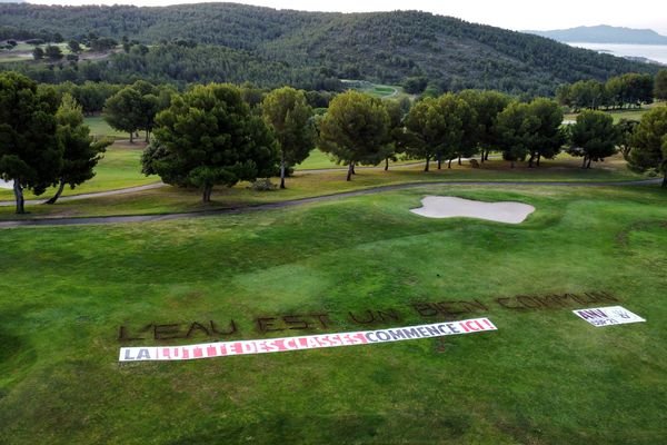 Pendant la dégradation de la pelouse du golf de Bandol, le mouvement ANV-COP21 a documenté toute son action sur ses réseaux sociaux.