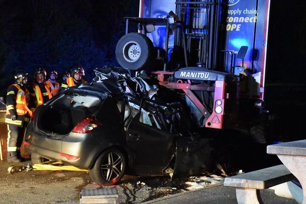 Une voiture s'est encastrée sous un poids lourd jeudi 23 mai sur la RD 483