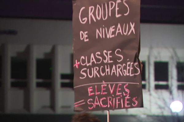 Dès la rentrée scolaire 2024, des groupes de niveaux en français et mathématiques seront mis en place pour les élèves de 6ᵉ et de 5ᵉ. Une mesure du gouvernement que ne comprennent pas les enseignants et certains sociologues. Ils dénoncent "une école à deux vitesses".