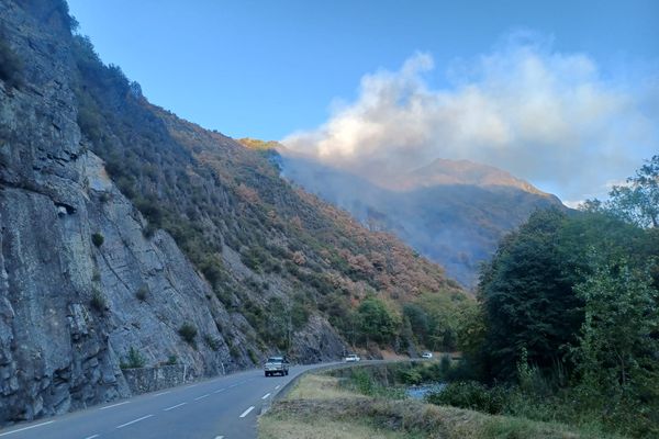 Le feu se propage dans un secteur inaccessible aux véhicules des pompiers.