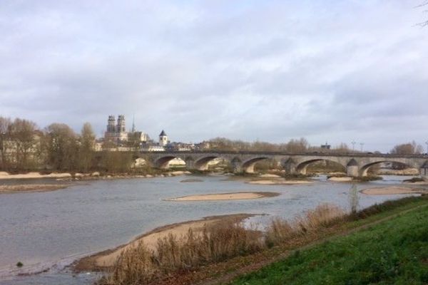 Le pont Georges V à Orléans avec vue sur la cathédrale