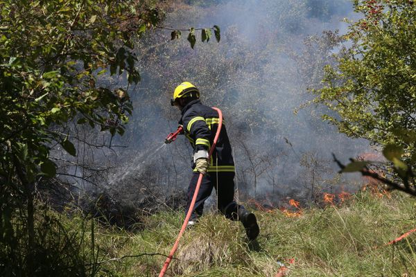 Le feu d'herbes hautes s'est déclaré aux portes du château de Laran, à Cornebarrieu, près de Toulouse. Photo d'illustration.