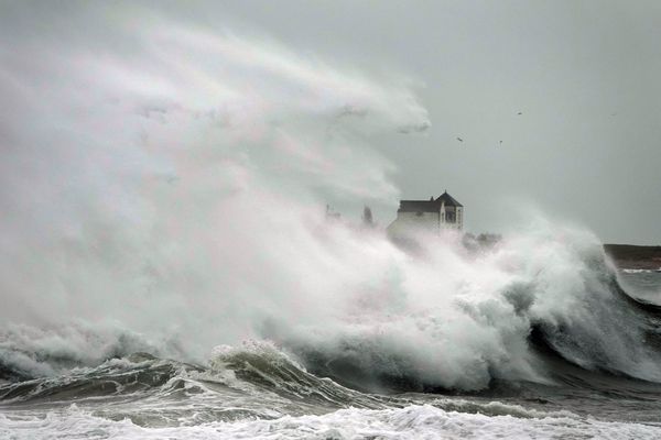 Le littoral normand en vigilance jaune vague-submersion ce vendredi 10 mars 2023.