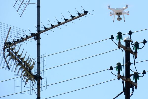 Enedis contrôle les lignes électriques en milieu urbain grâce à l'utilisation d'un drone, Sélestat (Alsace), le 18 avril 2018.