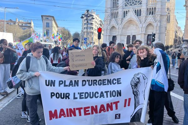 Enseignants et élèves sont mobilisés ce mardi 19 mars dans la rue contre le "choc des savoirs".