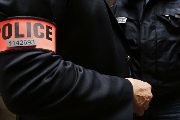 Les deux faux policiers qui sévissent dans la Vienne sont porteurs de brassards orange.(Photo d'illustration)