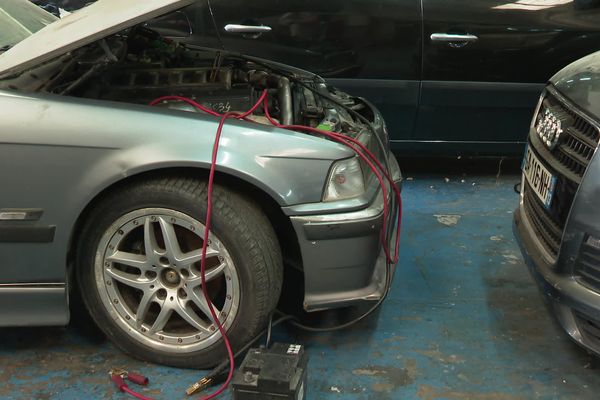 Réparer soi-même ou avec l'aide de bénévoles, c'est le principe des garages solidaires pour faire baisser la facture.