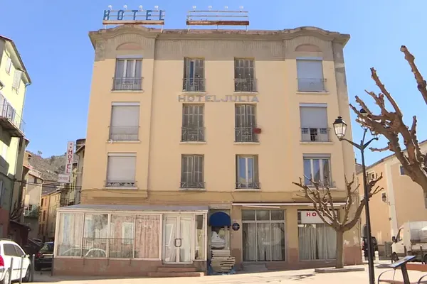 L'ancien hôtel Julia sur la place Pied-de-Ville, à Dignes-les-Bains.