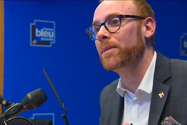 Maxime Patte, professeur d'histoire, animant une de ses chroniques radio sur France Bleu Picardie