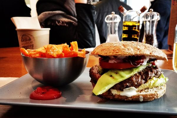 Fini le temps où il était un produit bas de gamme réservé aux chaines de fast food, le hamburger a gagné ses lettres de noblesses grâce à certains restaurateurs qui misent sur la qualité des ingrédients. 
