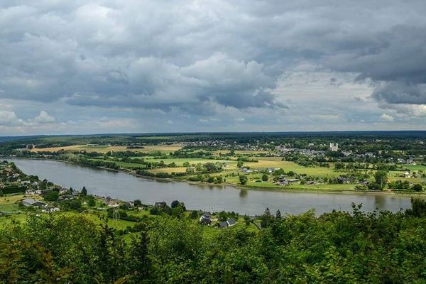 Après une matinée faiblement pluvieuse, le ciel restera assez nuageux vers la Mailleraye-sur-Seine, non loin du pont de Brotonne.