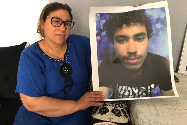 Fatiha a fait imprimer en grand la dernière photo de Yanis, prise la veille de l'accident, pour pouvoir l'encadrer.