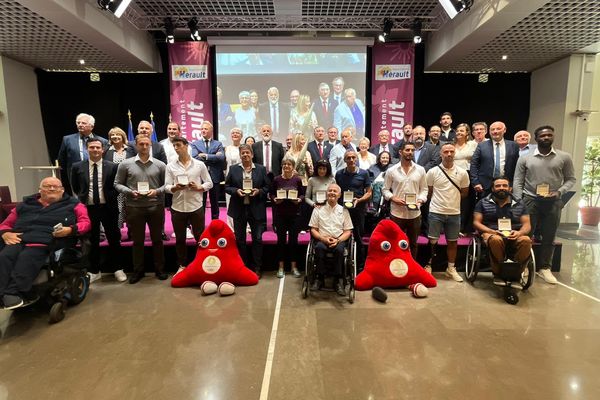 La photo officielle des athlètes héraultais qui ont participé aux Jeux olympiques et paralympiques de Paris 2024.