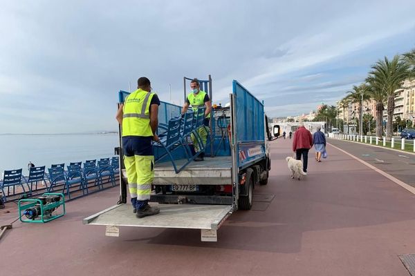 Christian Estrosi a décidé de faire retirer les chaises emblématiques de la Promenade des Anglais, pour éviter les regroupements.