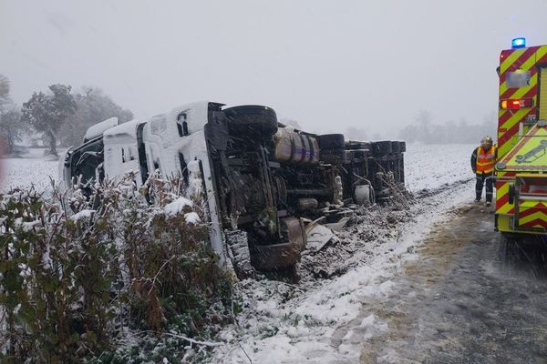 Un camion s'est renversé dans un champs après avoir glissé sur la neige à Moyon dans la Manche, son conducteur est légèrement blessé.