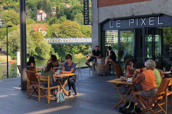 Les tablées seront limitées à six personnes, et le couvre-feu sera étendu jusqu'à 21 heures.