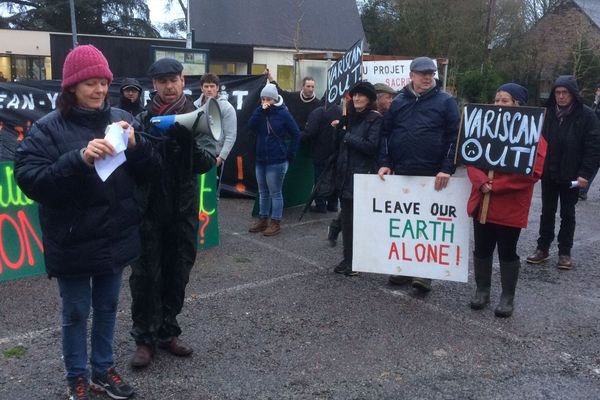 Les opposants aux projets de mines manifestent à Guerlédan le 15/01/2018 à l'occasion de la venue de J.Y.Le Drian