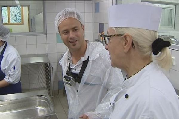 Notre journaliste Maxime Meunevaux équipé d'un caméra Go-Pro dans les cuisines de la cantine 