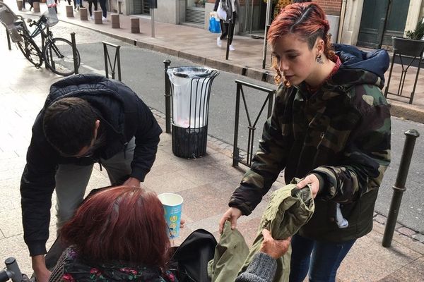 Lisa Millet parcourt chaque semaine ou presque les rues de Toulouse pour offrir vêtements et services aux sans-abris de la ville.