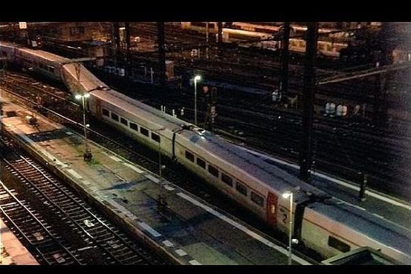 Un TGV est sorti des voies à la gare de Lyon à Paris mercredi 28 janvier 2015