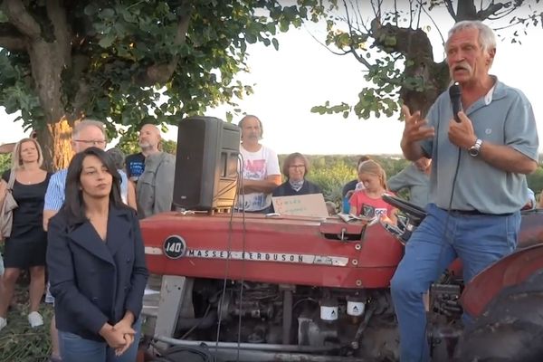 José Bové aux côtés de Karima Delli à Kolbsheim le 10 septembre quelques heures avant l'intervention et le jet de gaz lacrymogènes par les gendarmes mobiles.