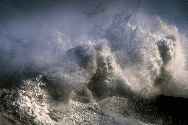 La tempête Ciaran provoquera de très fortes vagues, avec des creux pouvant atteindre 12 à 13 mètres en mer d’Iroise et des vagues significatives le long de la façade atlantique. Cela pourrait entraîner des submersions marines sur le littoral.