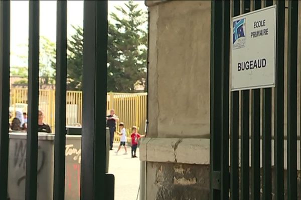 les parents se sont rassemblés devant l'école Bugeaud (3e arrondissement de Marseille).