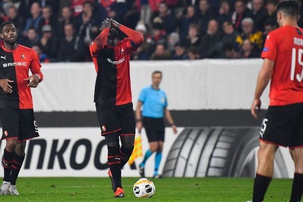 L'arrière rennais, M'baye Niang  se prend la tête lors de la rencontre contre Cluj en Europa Ligue au Roazhon Park.