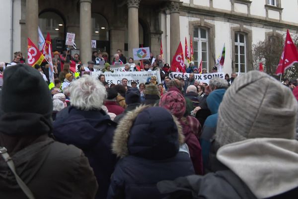 La place de la mairie à Lannion s'est révélée trop petite pour les 2 000 manifestants venus protester contre la régulation des urgneces de l'hôpital.