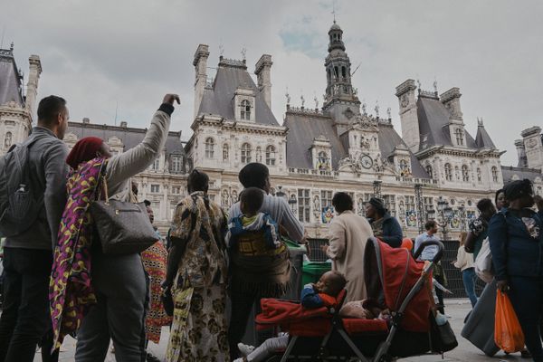 En juillet 2023, des familles à la rue manifestent leur droit à un hébergement devant l’Hôtel de Ville de Paris. Image d'archive.