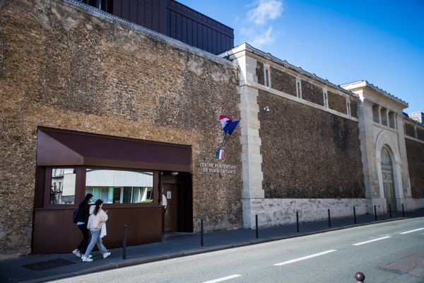 La prison de la Santé à Paris où travaille l'agent qui a été agressé à son domicile.