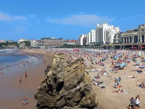 La grande plage de Biarritz fait partie des plages surveillées dans le département des Pyrénées-Atlantiques, sur la côte basque.