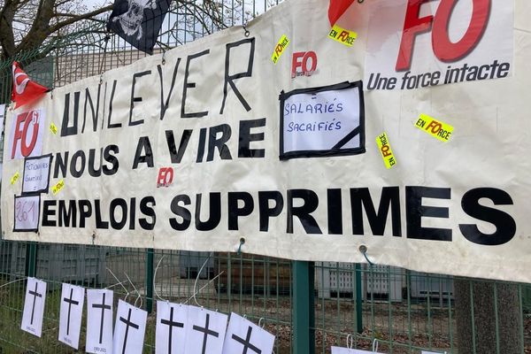 Les salariés de l'entreprise Knorr de Duppigheim, mobilisés depuis 7 heures ce jeudi 8 avril 2021 contre la disparition de leurs emplois