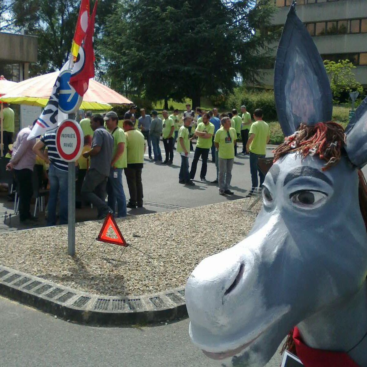 Les Salaries D Itron Installent Un Piquet De Greve A Chasseneuil Du Poitou 86