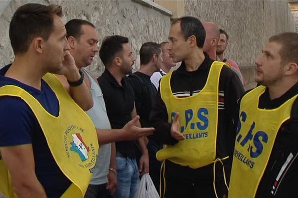 Une partie des surveillants a manifesté ce matin devant le nouveau centre pénitentiaire de Marseille.